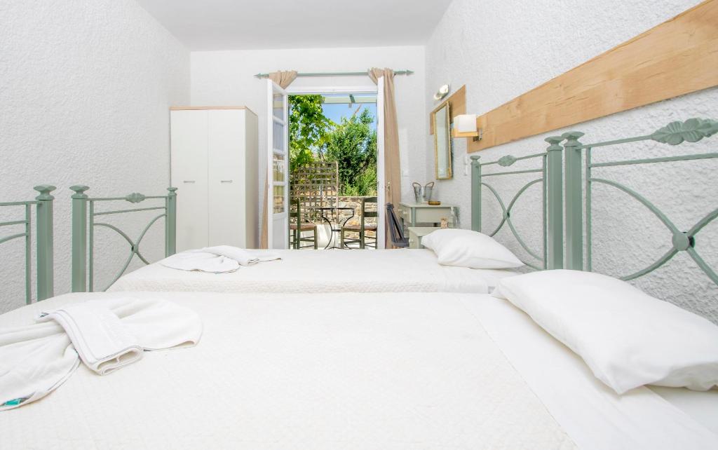 Postel nebo postele na pokoji v ubytování Syros INN