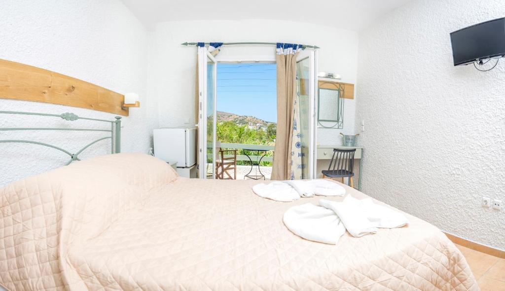 Postel nebo postele na pokoji v ubytování Syros INN