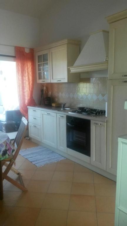 Kuchnia lub aneks kuchenny w obiekcie Sardegna casa al mare San Teodoro Vaccileddi Porto San Paolo