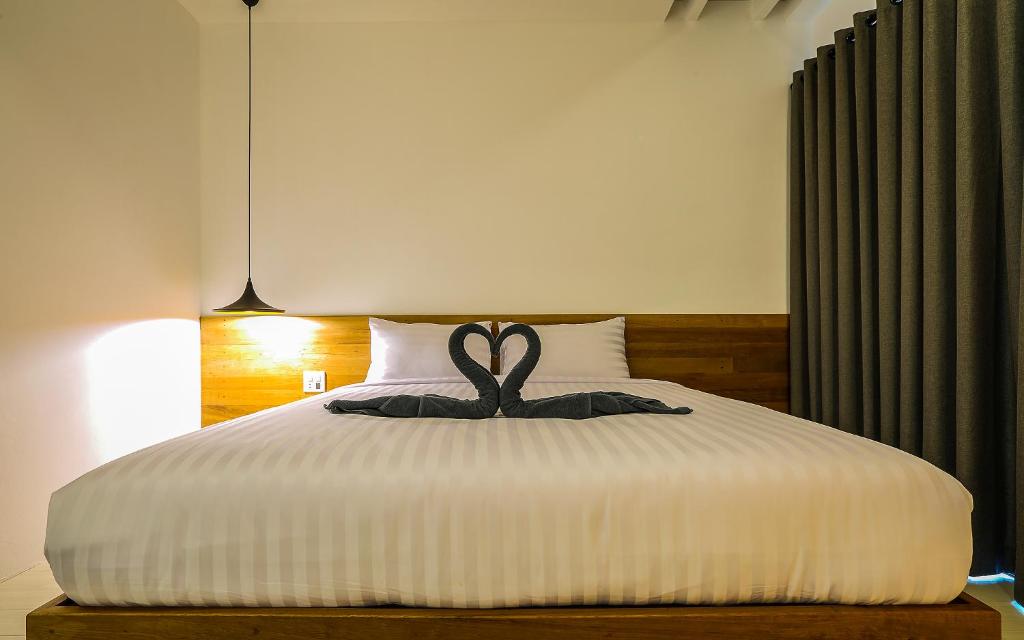 Postel nebo postele na pokoji v ubytování Chaantalay Hotel