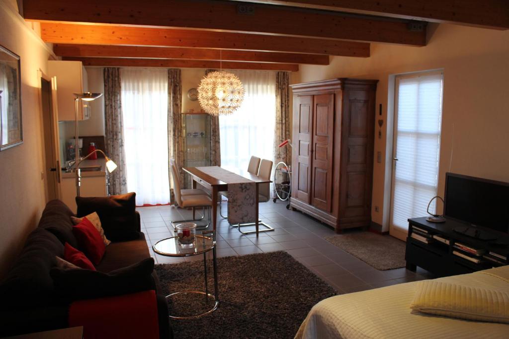 ein Wohnzimmer mit einem Sofa und einem Tisch in der Unterkunft Le Coq in Rösrath