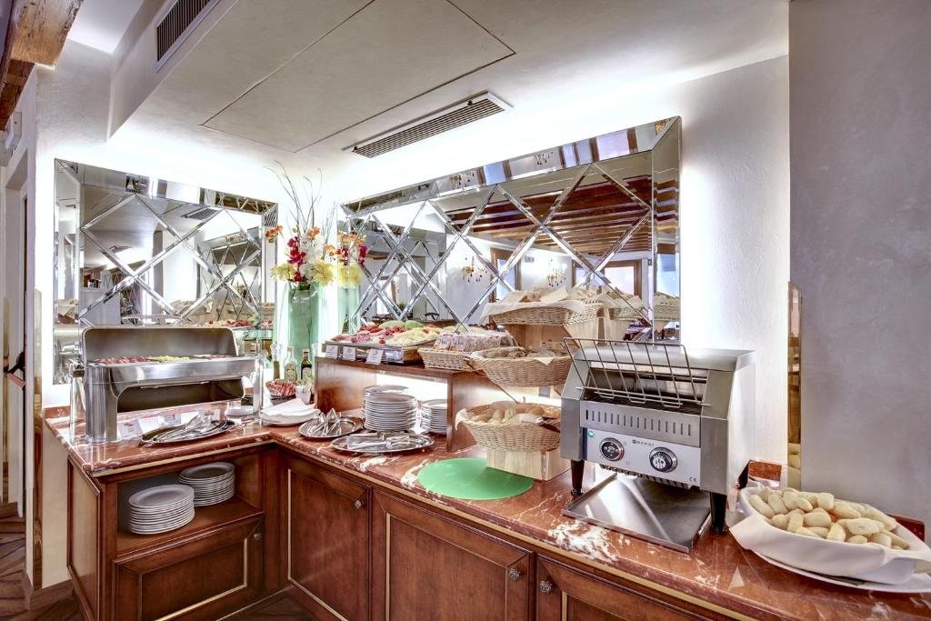 Kuchyň nebo kuchyňský kout v ubytování Hotel Casanova