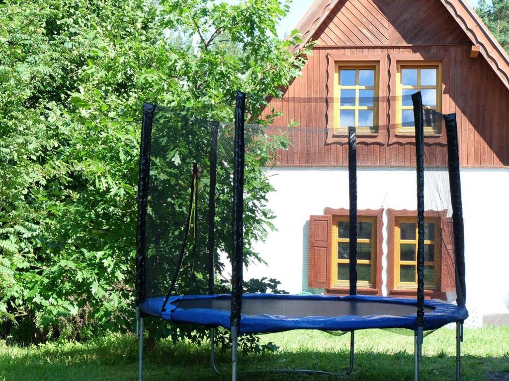 ZełwągiにあるCottage in Masuria near Sandy Beachの草の中の家を背景に揺れる