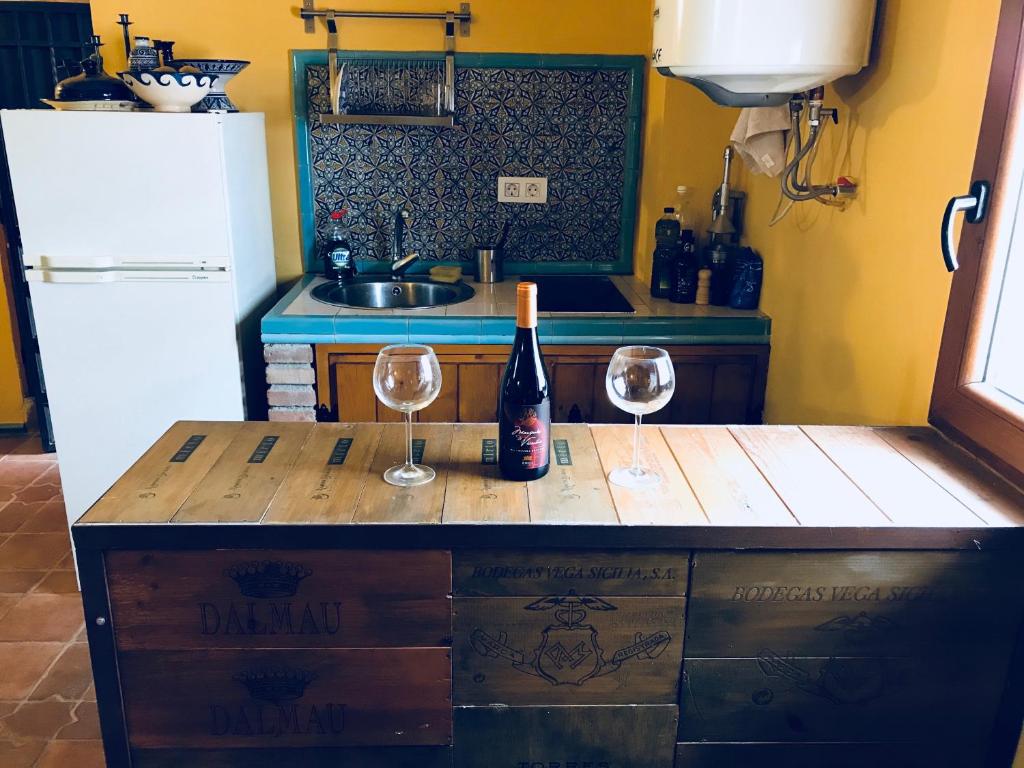 eine Küche mit einer Flasche Wein und zwei Weingläsern in der Unterkunft Estudio El Zoco in Granada