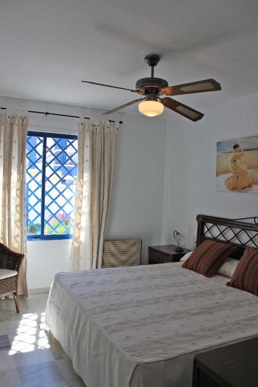 Posteľ alebo postele v izbe v ubytovaní Apartamentos El Minarete
