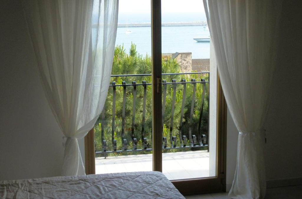 - une chambre avec une fenêtre donnant sur l'océan dans l'établissement Appartamento Mare, à Sciacca