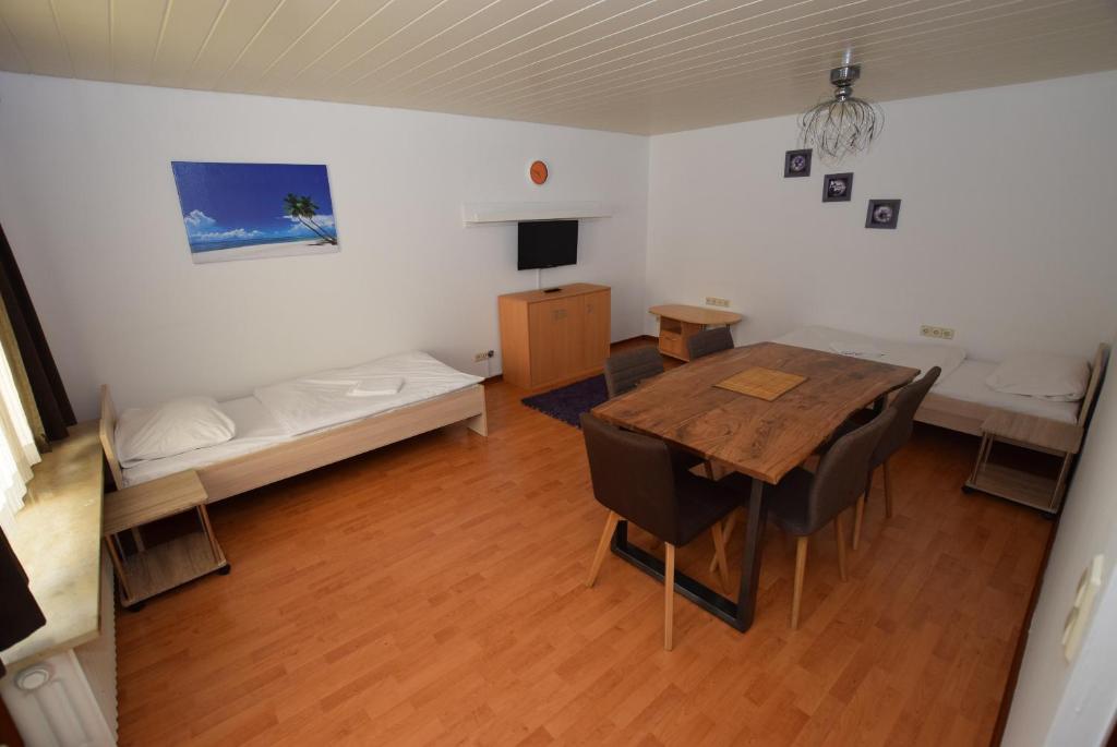 AB Apartment Objekt 39 في شتوتغارت: غرفة معيشة مع طاولة وأريكة