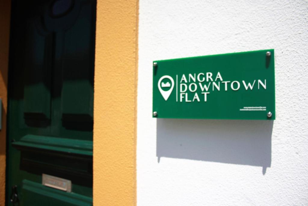 アングラ・ド・エロイーズモにあるAngra Downtown Flatの建物横の緑の看板