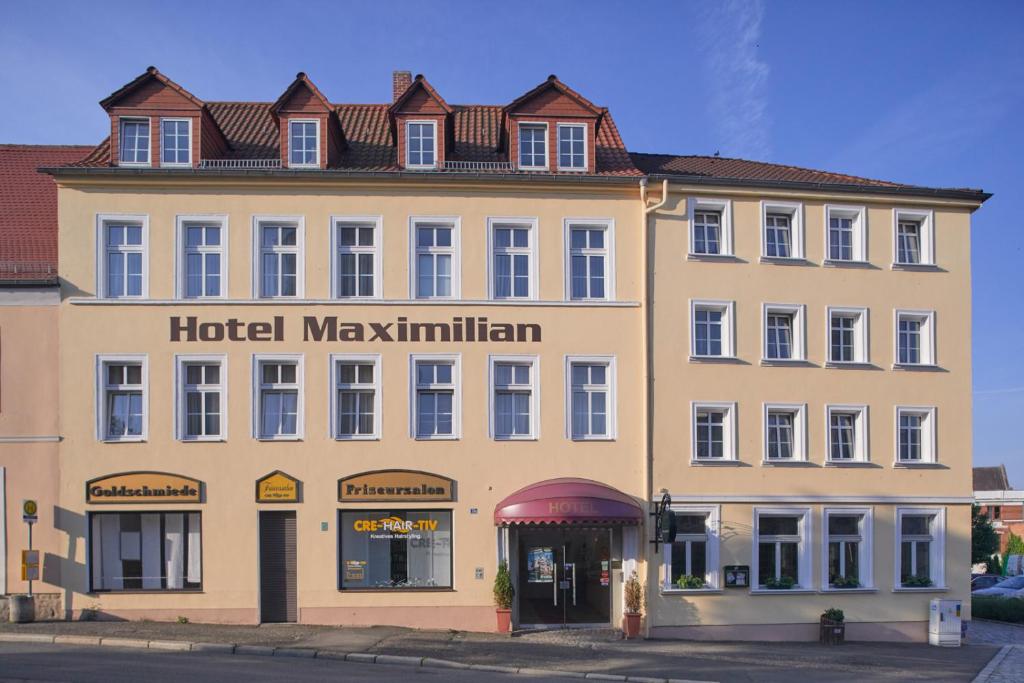 ein großes Gebäude mit einem Hotel majkunstka in der Unterkunft Hotel Maximilian in Zeitz