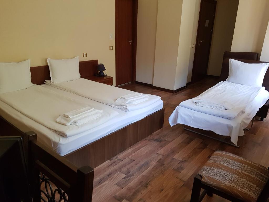 Postel nebo postele na pokoji v ubytování Семеен хотел Федора
