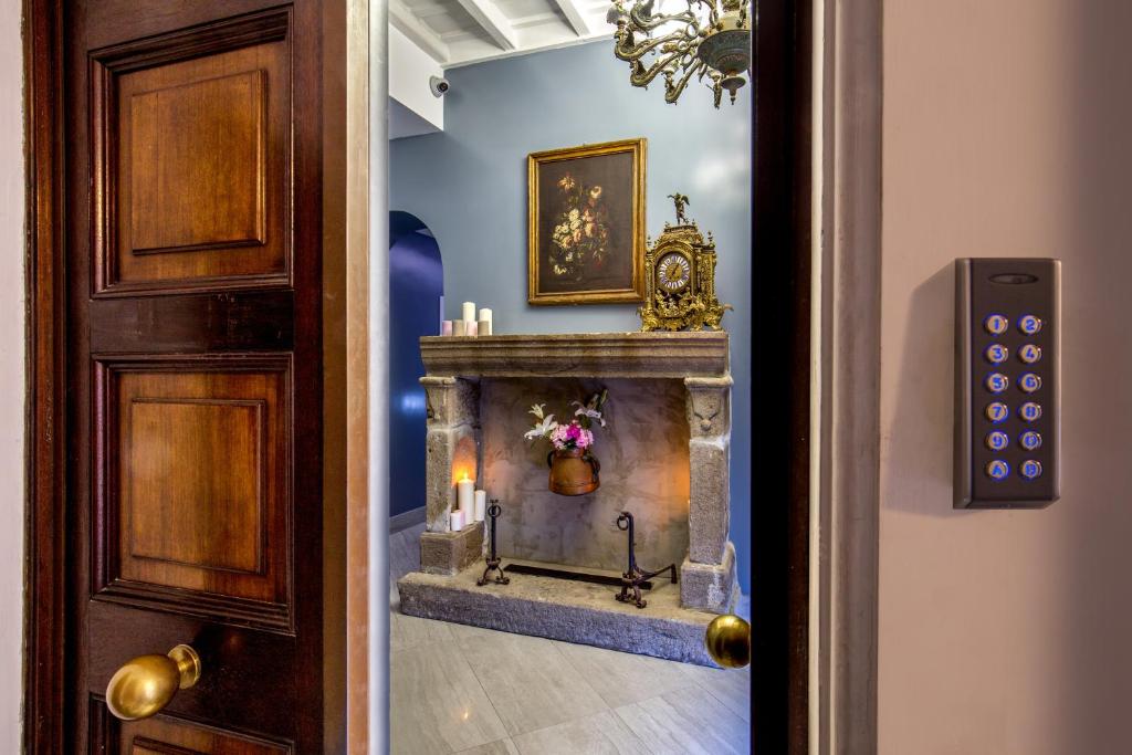 een deur met een open haard in een kamer bij GCF Luxury Suites, Guest house in Rome