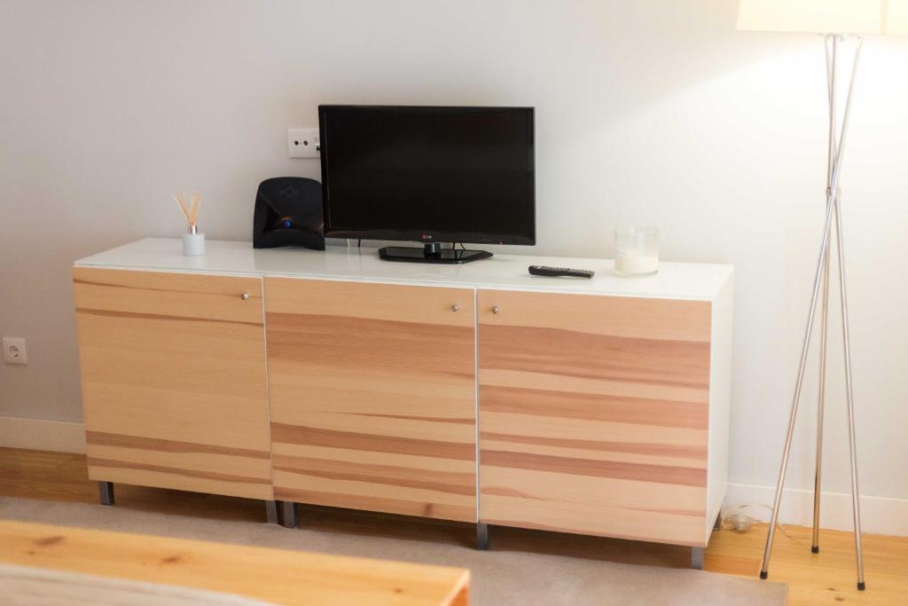 Een TV en/of entertainmentcenter bij Apartamentos Santa Maria by Heart of Funchal
