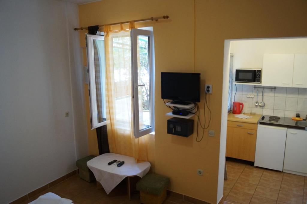 Kuchyň nebo kuchyňský kout v ubytování Studio Apartments Marija with private parking
