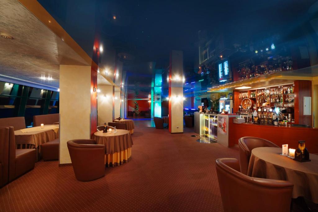 Reštaurácia alebo iné gastronomické zariadenie v ubytovaní Hotel Pegaz