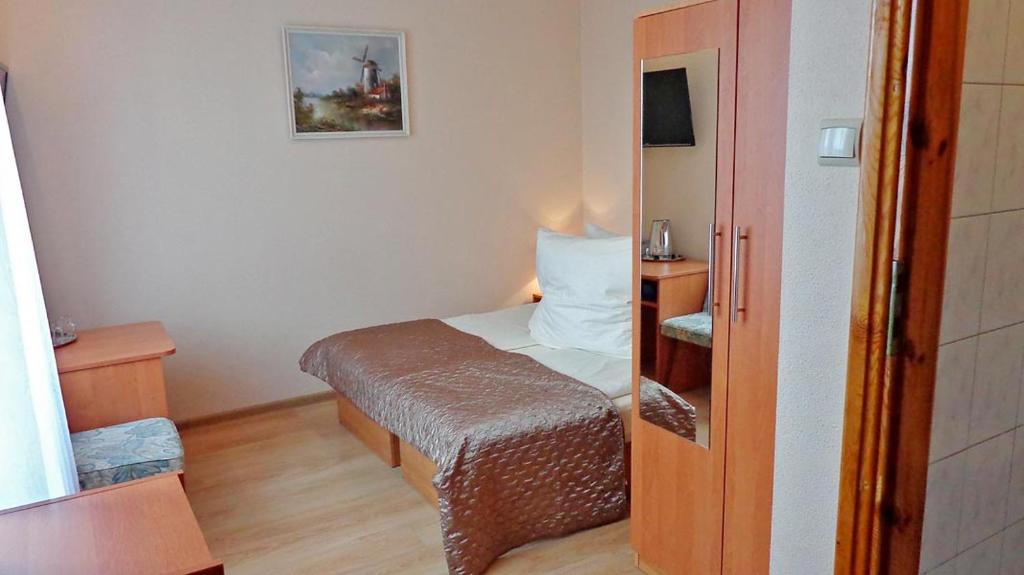 Ein Bett oder Betten in einem Zimmer der Unterkunft Błękit