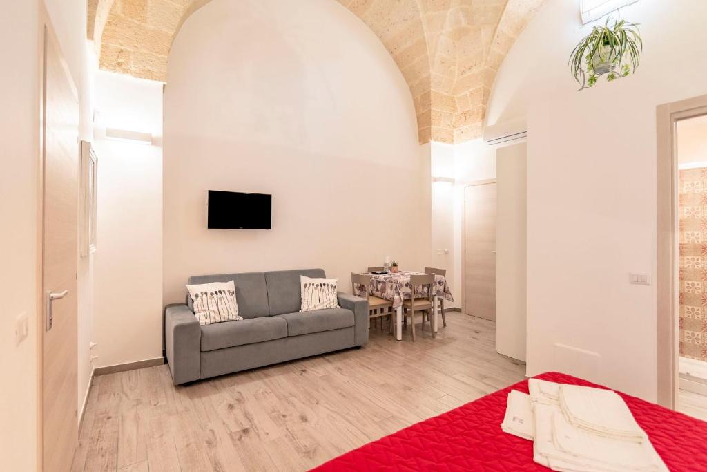 salon z kanapą i stołem w obiekcie B&B Casa di Anita w mieście Arnesano