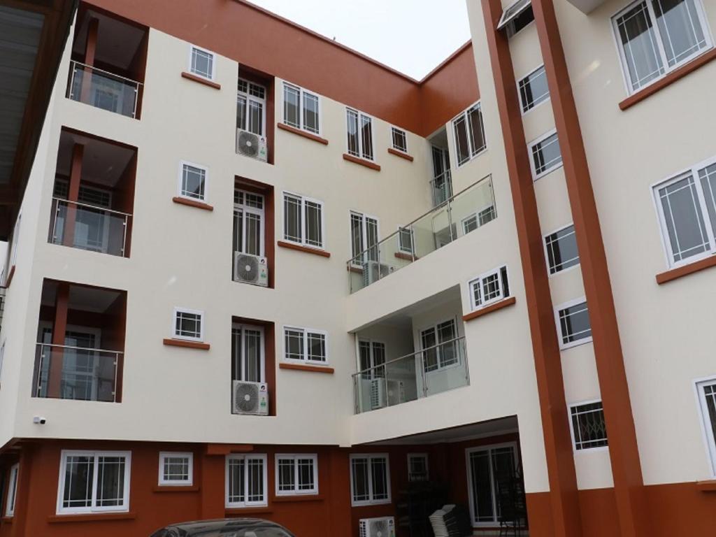 uitzicht op de buitenkant van een gebouw bij Jaria Apartments in Accra