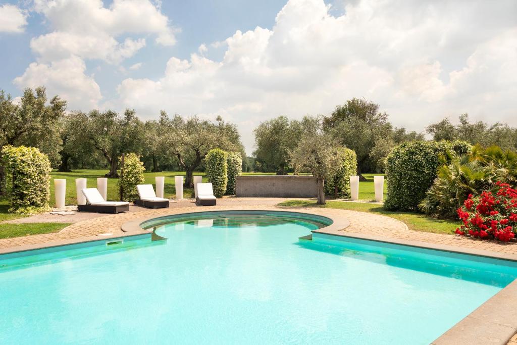 Bazén v ubytování Ultra Luxe Villa w Stunning Pool Paradise nebo v jeho okolí