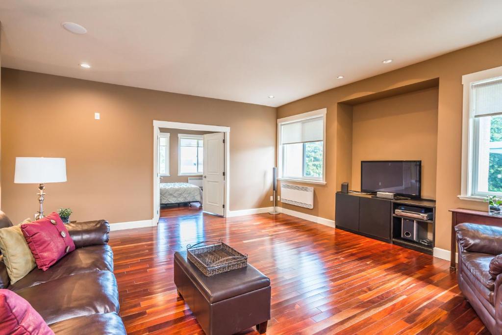 TV a/nebo společenská místnost v ubytování Luxury Penthouse Downtown Nanaimo