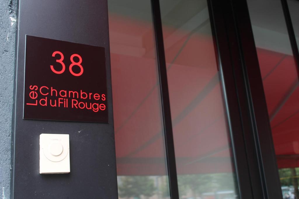 a sign on the side of a building at Les chambres d'hôtes du Fil Rouge in Armentières