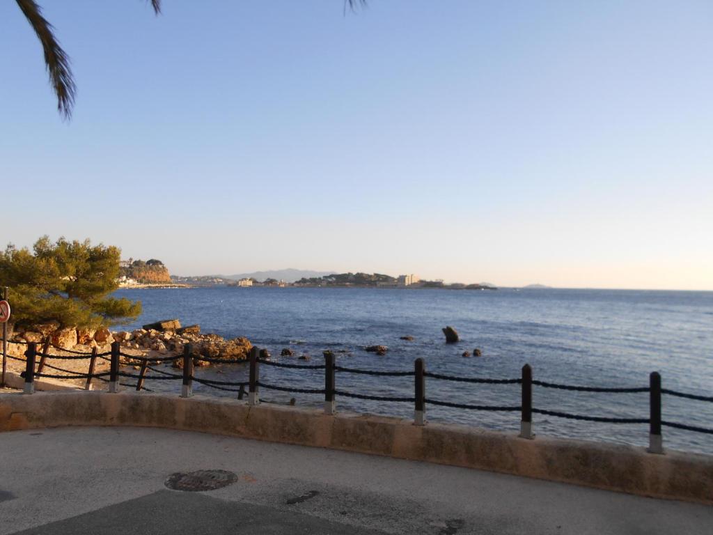 una vista de un cuerpo de agua con una valla en t2 bord de mer au calme, en Bandol