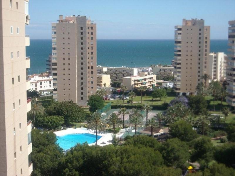Blick auf eine Stadt mit Pool und Gebäuden in der Unterkunft Playamar10 Stays in Torremolinos