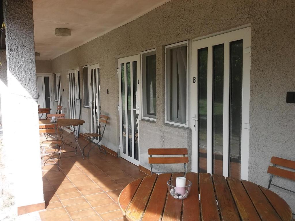Balkón nebo terasa v ubytování Lake Vendégház