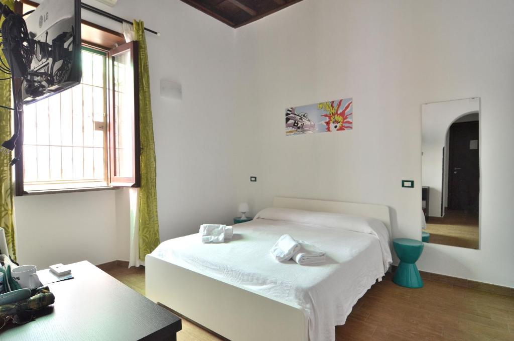 biała sypialnia z łóżkiem i oknem w obiekcie POP Art B&B w Rzymie