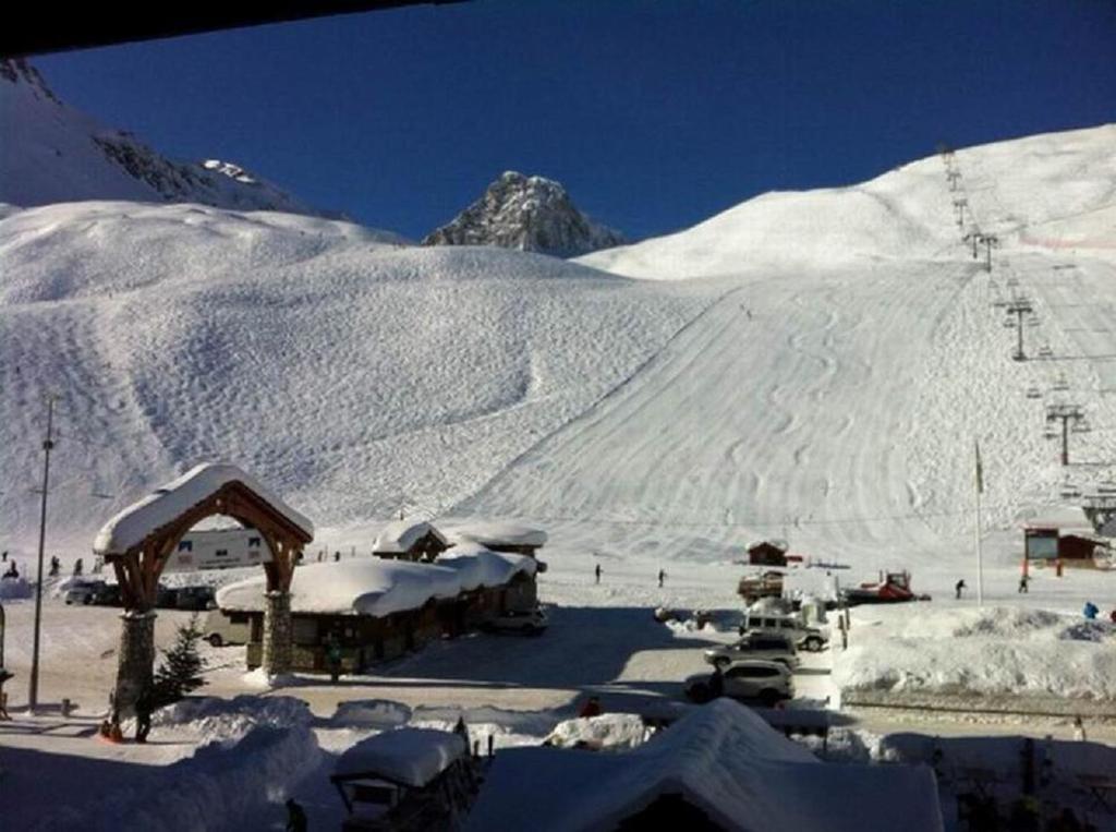 ティーニュにあるStudio au pied des pistes et funiculaireの雪に覆われた山(スキー場、スキーリフトあり)