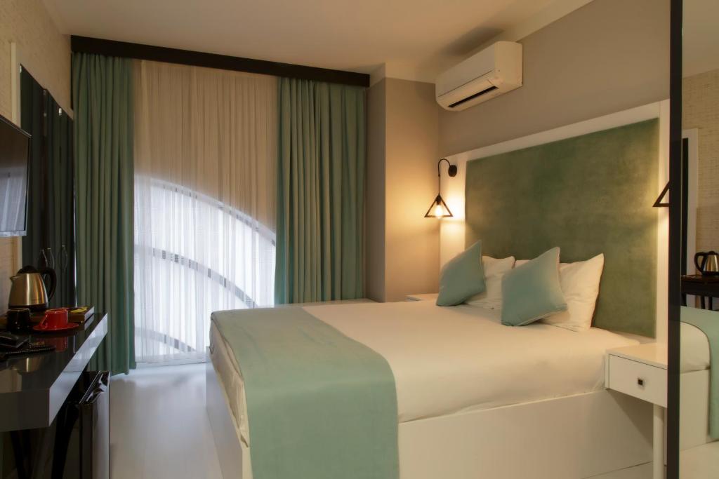 イスタンブールにあるBakırköy DES Suit Otelのベッドルーム(大型ベッド1台、窓付)