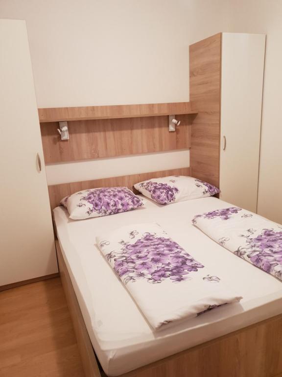 Posteľ alebo postele v izbe v ubytovaní Guest house Lavanda 2