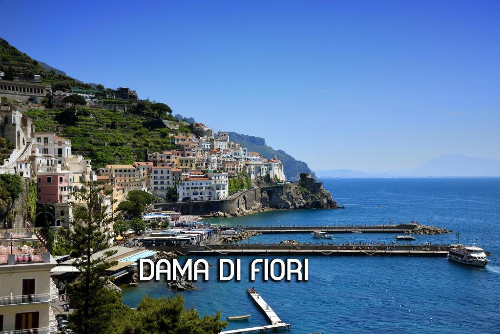 アマルフィにあるDama di Fioriのアマルフィ海岸の風景