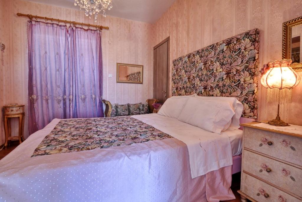Postel nebo postele na pokoji v ubytování Pipitsa's Apartments