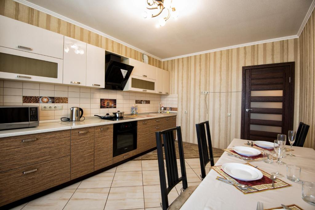 Köök või kööginurk majutusasutuses Zvezdny Apartments