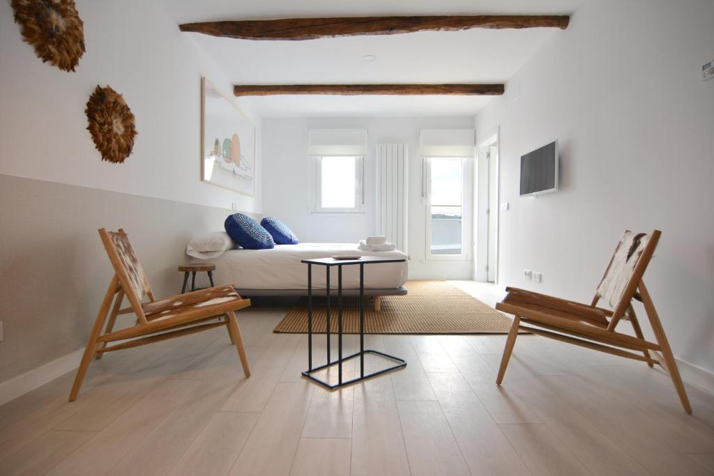 a living room with two chairs and a couch at Santiago Center Rooms in Santiago de Compostela