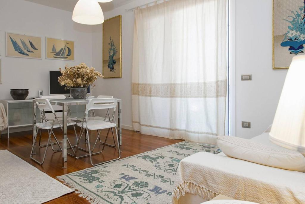 salon ze stołem i krzesłami w obiekcie Koral house w mieście Alghero