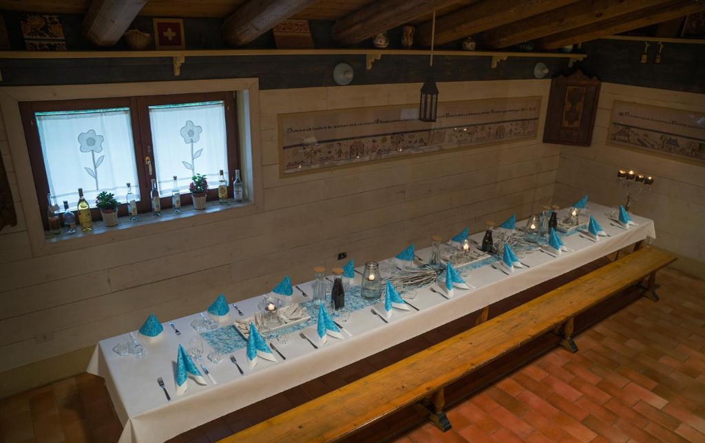 a room with a long table with blue chairs at Lucaia in Apecchio