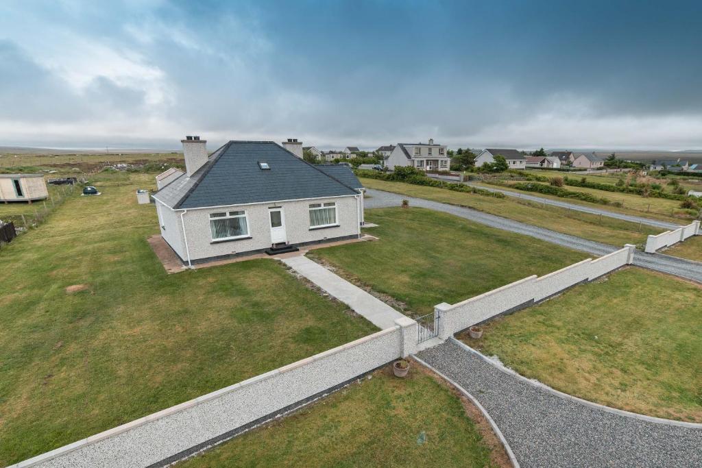 an aerial view of a white house with a yard at Monard Villa in Barvas