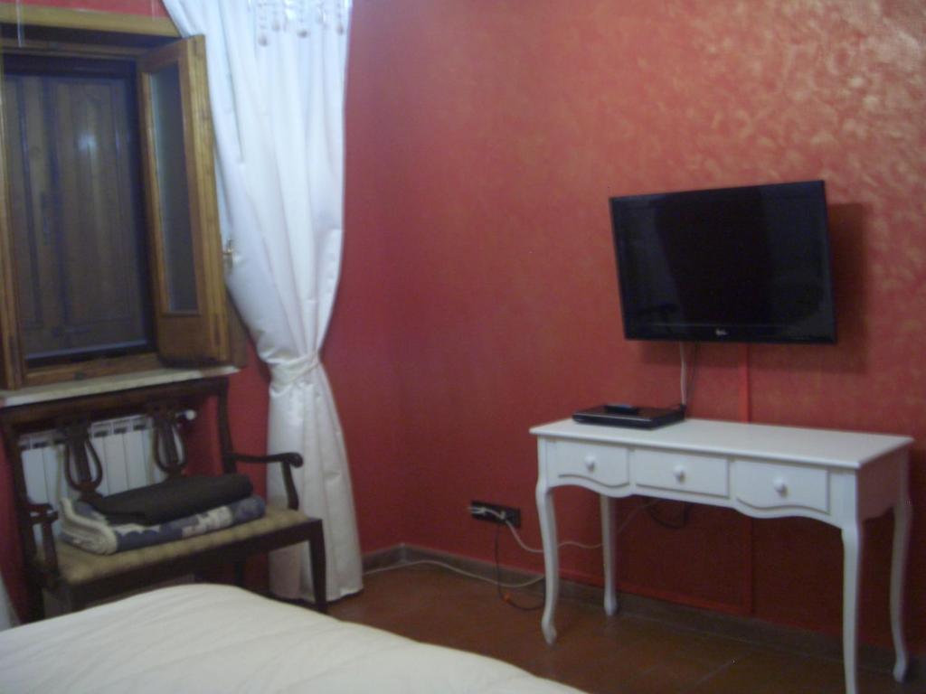 A television and/or entertainment centre at L'Oasi di Ambra Dependance