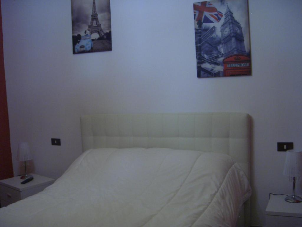 A bed or beds in a room at L'Oasi di Ambra Dependance