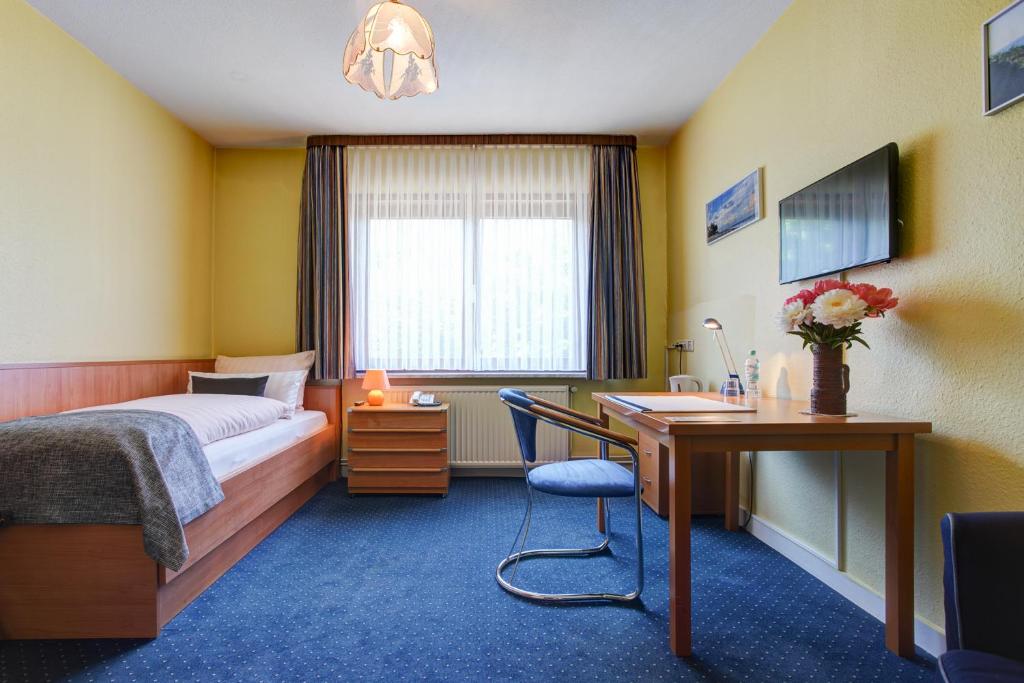 Postel nebo postele na pokoji v ubytování Hotel Elbinsel free parking