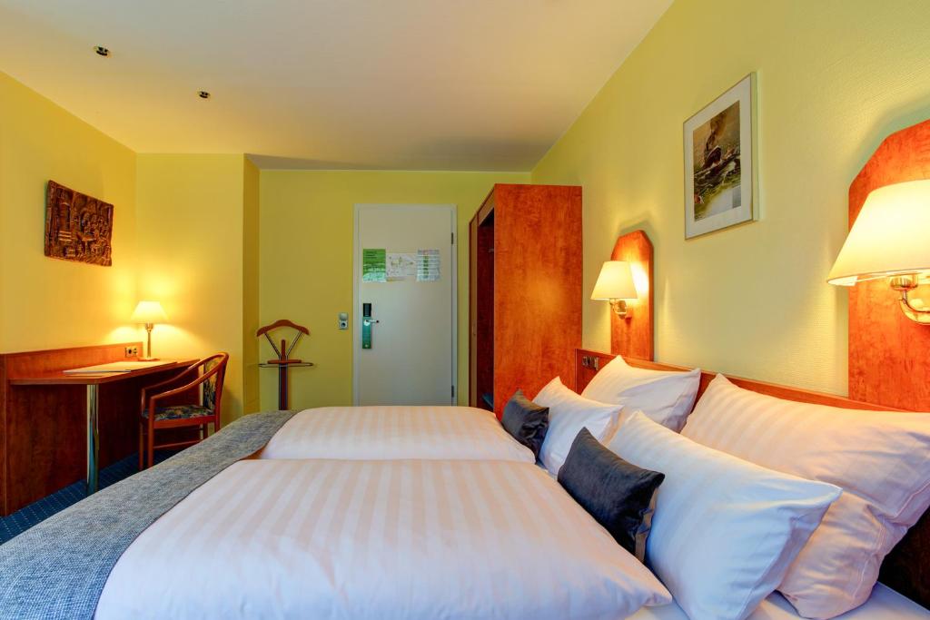 Postel nebo postele na pokoji v ubytování Hotel Elbinsel free parking