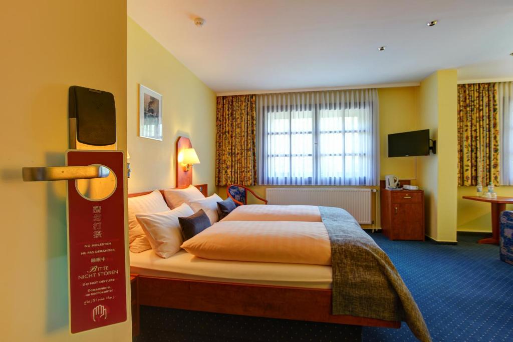 Postel nebo postele na pokoji v ubytování Hotel Elbinsel free parking