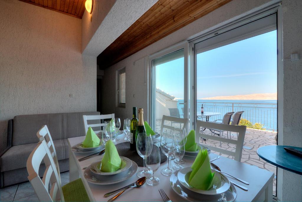 - une table à manger avec vue sur l'océan dans l'établissement Senj Apartment, à Senj