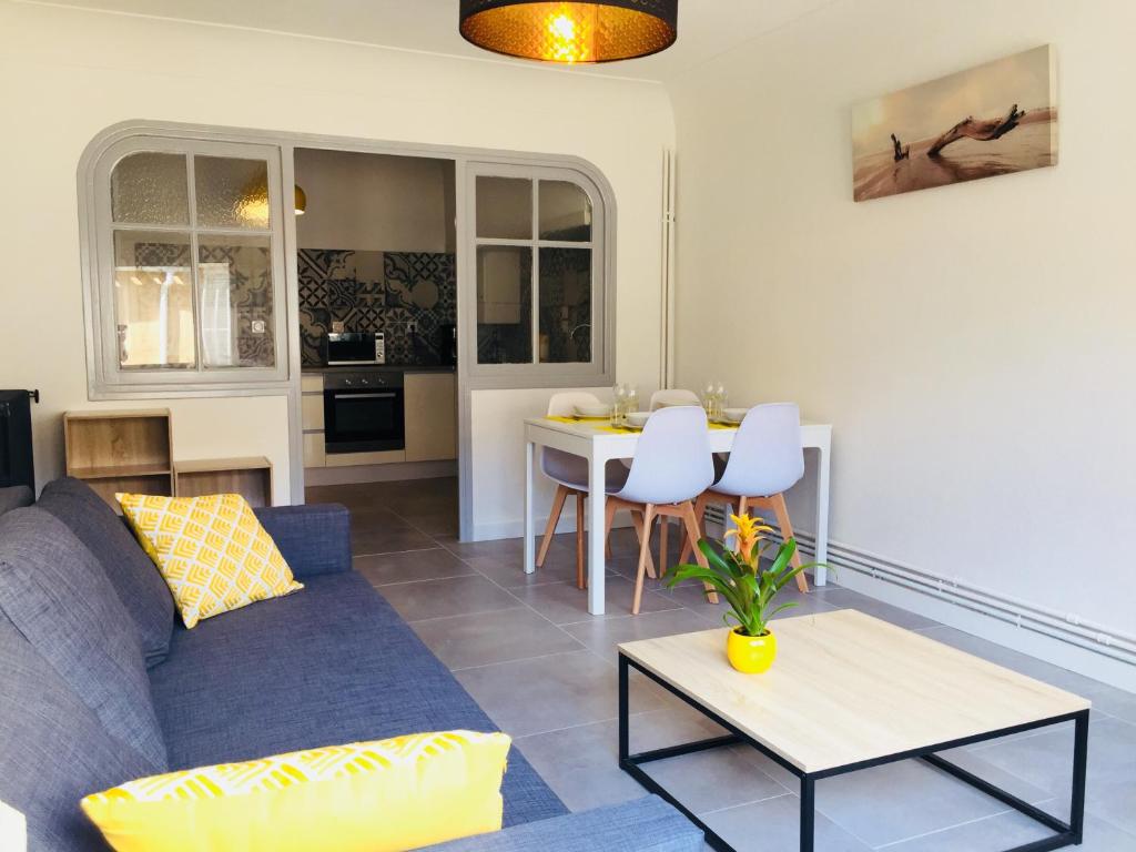 een woonkamer met een bank en een tafel bij La Maisonnette in Carcassonne