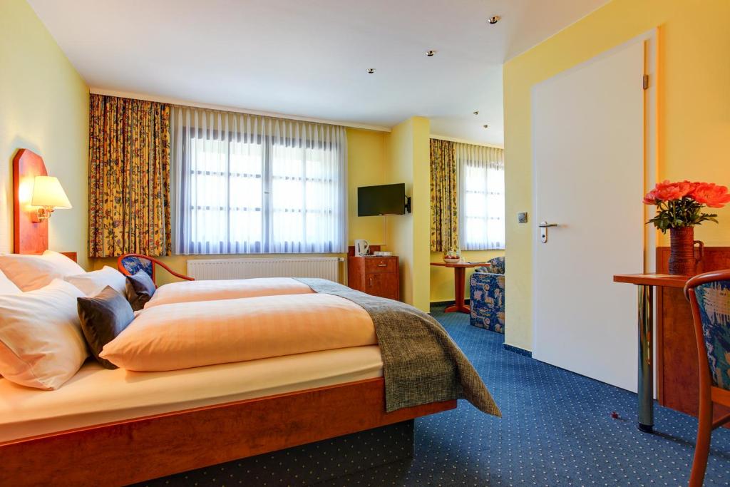Postel nebo postele na pokoji v ubytování Hotel Elbinsel free parking