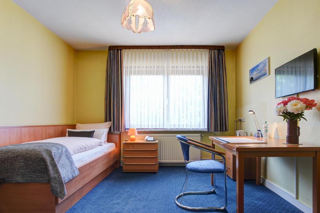 Postel nebo postele na pokoji v ubytování Hotel Elbinsel free parking