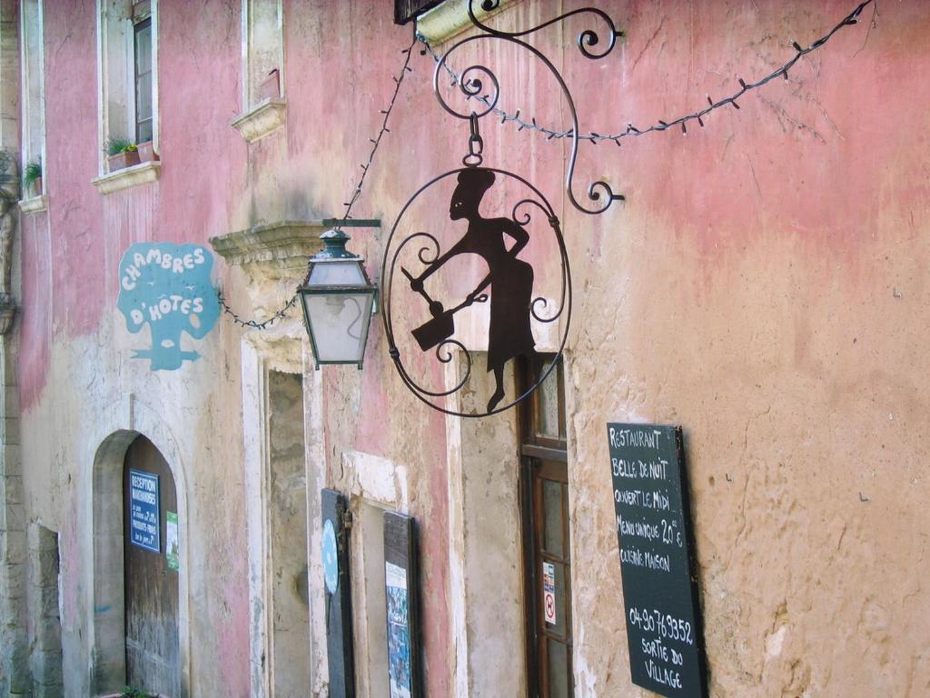 a street light hanging on the side of a building at Belle de Nuit in Oppède