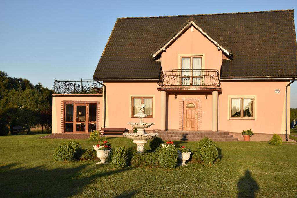 ウェバにあるBeMar Domki i Pokoje koło Łebyのピンクの家