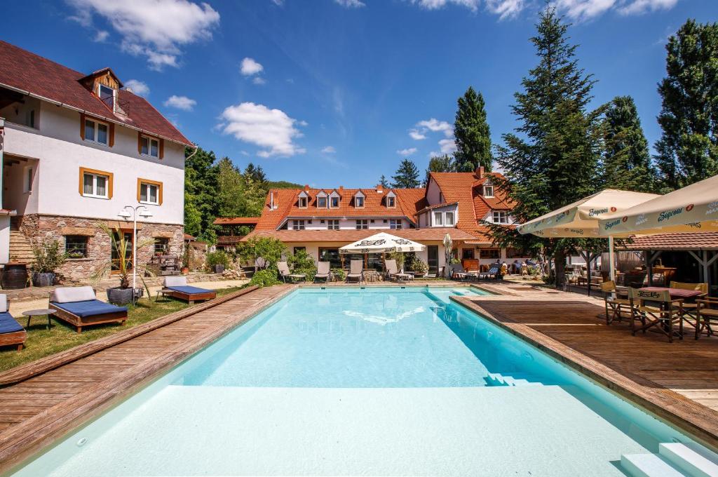 una gran piscina frente a una casa en Nomad Hotel & Glamping, en Noszvaj